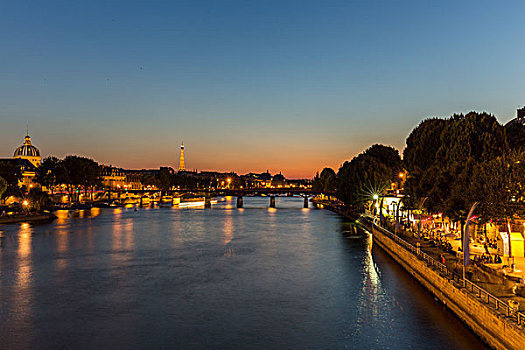 巴黎塞纳河黄昏风景