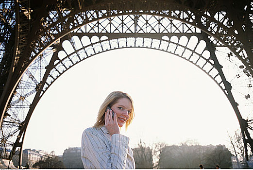 女人,手机,正面,埃菲尔铁塔,巴黎,法国