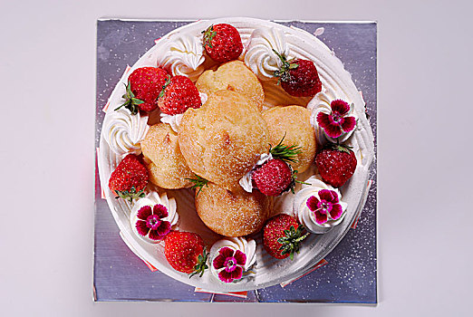 草莓泡芙蛋糕