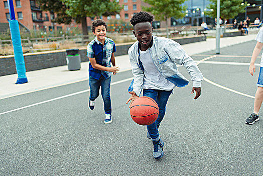 8-12岁,男孩,玩,篮球,校园