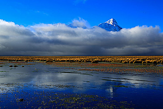 西藏卓木拉日峰和多庆措