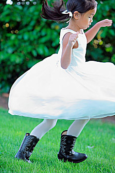 女孩,穿,白色长裙,牛仔靴,跑,草地