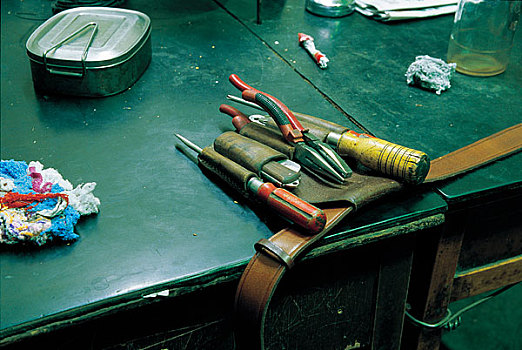 798艺术区工厂内桌上的工具挎包