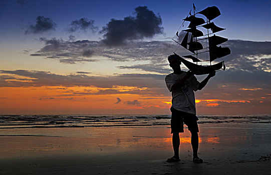 剪影,一个,男人,拿着,风筝,形状,船,沙努尔,海滩,巴厘岛,印度尼西亚,亚洲