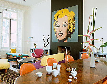 玛丽莲-梦露,艺术品,高处,壁炉,现代,房间,椭圆,餐桌,椅子