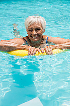 老年,女人,游泳,充气圈,游泳池