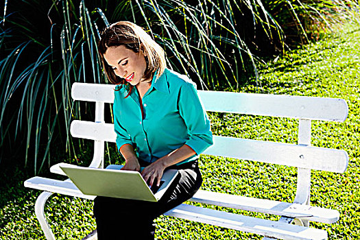 职业女性,工作,笔记本电脑,草地