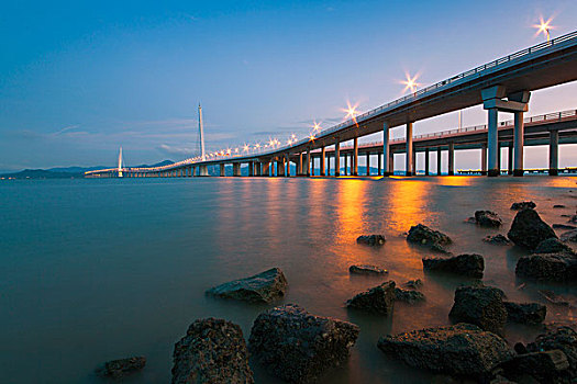 中国广东深圳湾大桥夜景