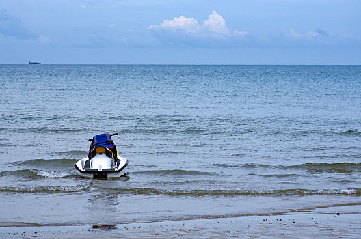 快艇,快船,船,海,海水,海平面,大海,风平浪静,平静,辽阔,广阔,白云,蓝天,通行,目的地,运输,航行,行驶