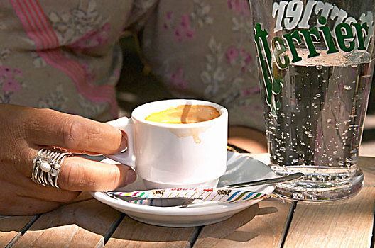 浓咖啡,咖啡杯,玻璃,水,咖啡,桌子,阳光,大,银,拿着,杯子,法国