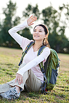 坐在草地上的年轻女孩