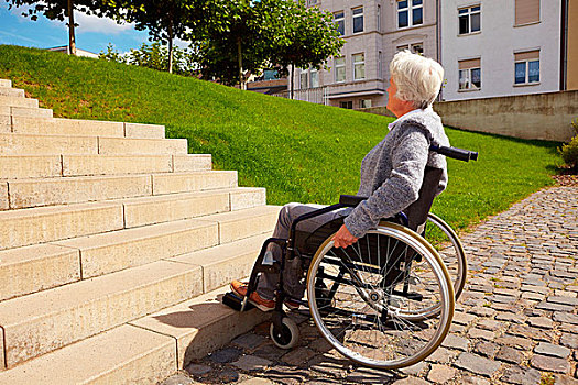 老太太,轮椅,看,楼梯