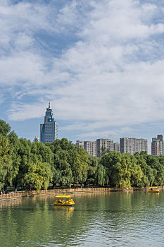 中国沈阳南湖公园秋季湖边树林建筑游船