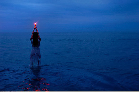 女人,站在水中,夜晚,拿着,灯