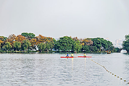 西湖秋景皮划艇