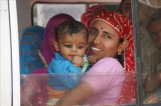 印度女人,拿着,孩子,汽车,靠近,拉贾斯坦邦,北印度,亚洲