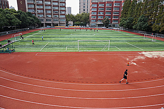 上海交通大学校园足球场运动的学生