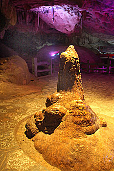 广西桂林漓江塔山穿山岩洞万年钟乳石奇怪景色