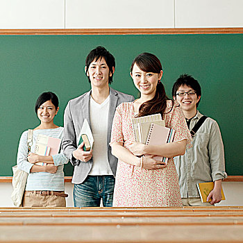 四个,大学生,微笑,正面,黑板