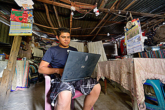 青少年,17岁,工作,笔记本电脑,小屋,贫民窟,意大利,圣萨尔瓦多,萨尔瓦多,北美