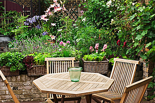 木桌子,椅子,围绕,植物,平台