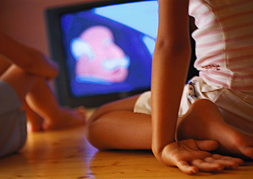 孩子,坐,地板,看电视,特写