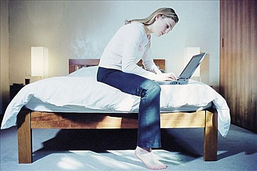女人,卧室,笔记本电脑