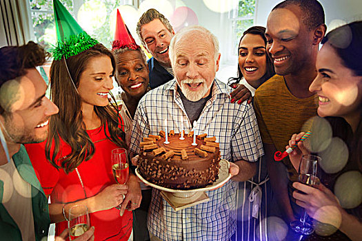 多种族,家庭,看,老人,吹灭,生日蜡烛,巧克力蛋糕