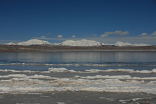 青海,可可西里湖,湖对面就是布格达坂峰