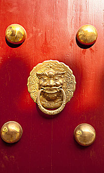中式红色带铜钉的大门
