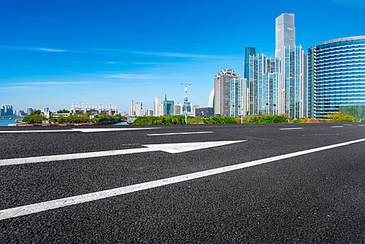 道路地砖和天津现代城市建筑天际线