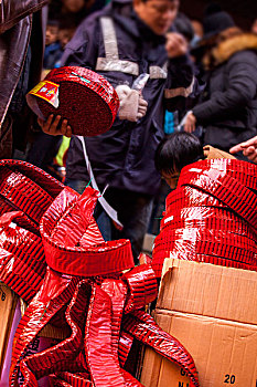 中国春节元宵节,台湾民间习俗对土地公,福德正神,有一个盛大的祈福仪式及游行,准备彩炮炸寒单爷