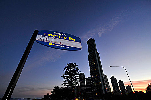 欢迎标志,摩天大楼,夜景,冲浪者天堂,黄金海岸,新南威尔士,澳大利亚