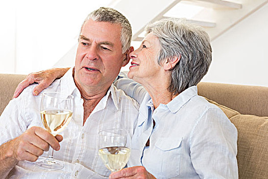 老年,夫妻,坐,沙发,喝,白葡萄酒