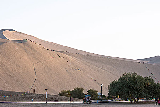 敦煌鸣沙山公园