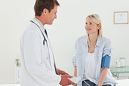 医生,病人,交谈,血压,测量