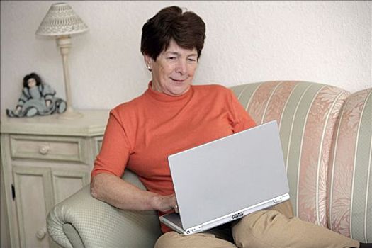 女人,老人,坐,客厅,沙发,笔记本电脑