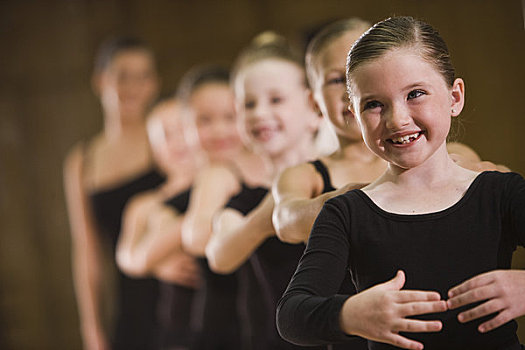 特写,芭蕾舞者,8-9岁,练习,教师,指示,背景