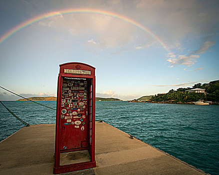 彩虹,上方,红色,电话亭,站立,码头,海洋