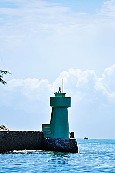 海边蓝色的灯塔