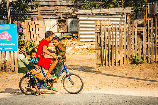 四个,地方特色,男孩,笑,一起,自行车,道路,场景,掸邦,缅甸,亚洲