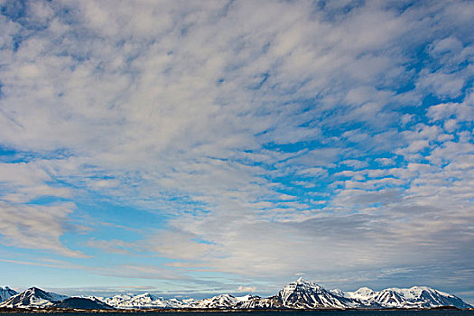挪威,斯瓦尔巴特群岛,斯匹次卑尔根岛,雪山,卷云,子夜太阳