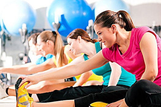 群体,四个人,彩色,布,健身房,有氧运动,热身,体操,伸展,练习