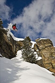厚雪,滑雪者,自由滑行者,跳跃,上方,峭壁
