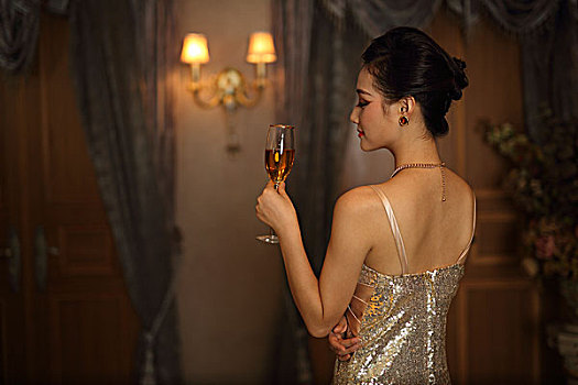 会所内身穿金色晚礼服的贵族女人