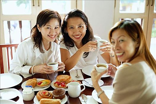 三个女人,茶,咖啡,看镜头,微笑