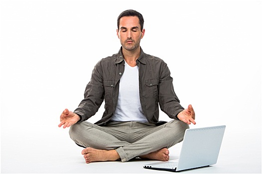 男人,坐,地面,闭眼,练习,瑜珈,笔记本电脑,靠近