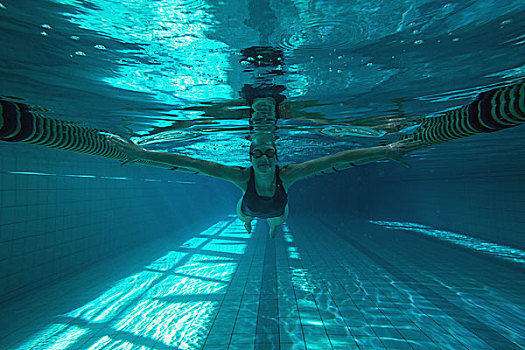 运动,游泳,看镜头
