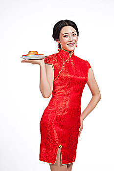 棚拍身穿中国传统服装的年轻女人端月饼