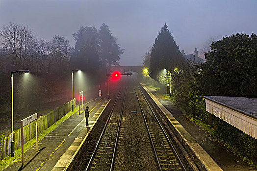 俯拍,火车站,黄昏,单身,站立,站台,红色,信号,远景